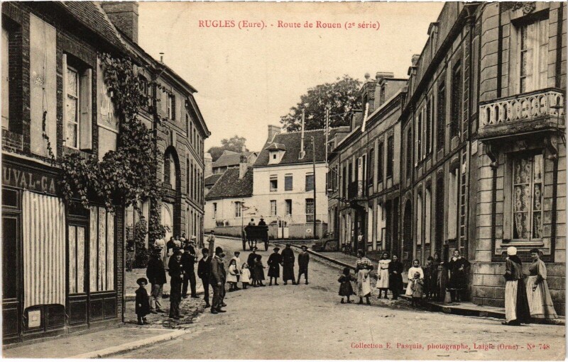 Carte postale ancienne Rugles Route de Rouen à Rugles
