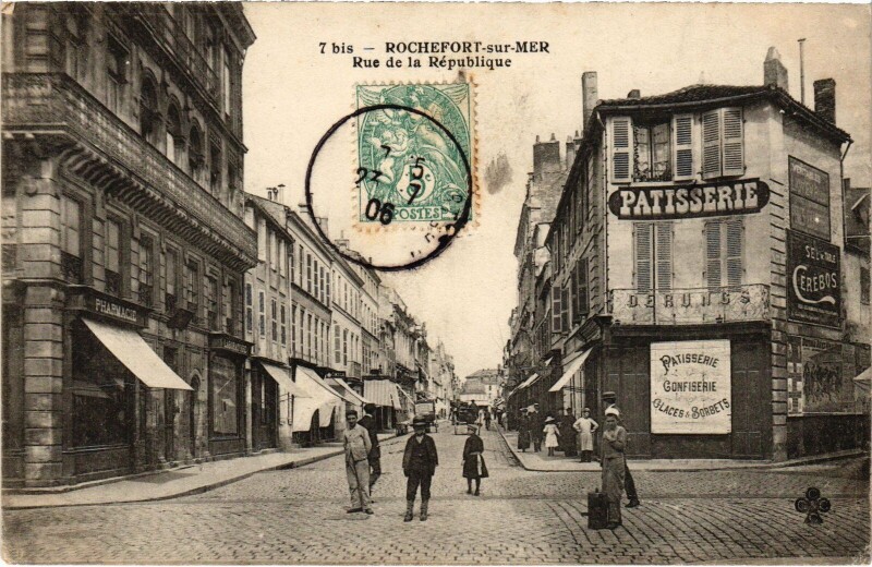 Carte postale ancienne Rochefort-sur-Mer Rue de la République à Rochefort