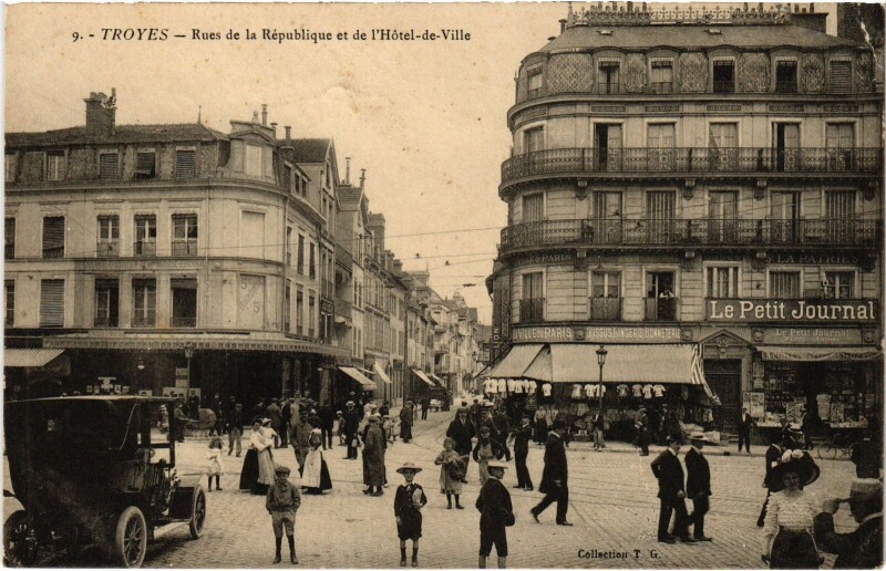 Carte postale ancienne Troyes Rue de la République et de l'Hote-de-Ville à Troyes