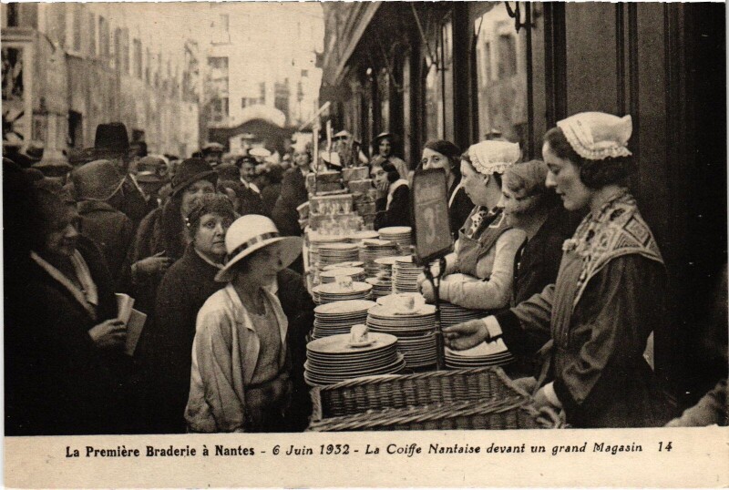 Carte postale ancienne Nantes Premiere Braderie La Coiffe nantaise Folklore à Nantes