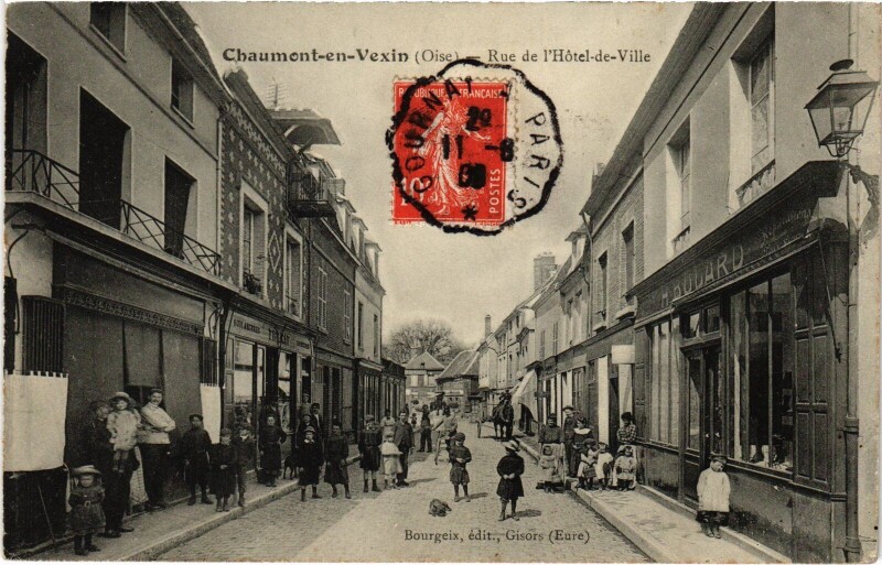 Carte postale ancienne Chaumont-en-Vexin Rue de l'Hotel-de-Ville à Chaumont-en-Vexin