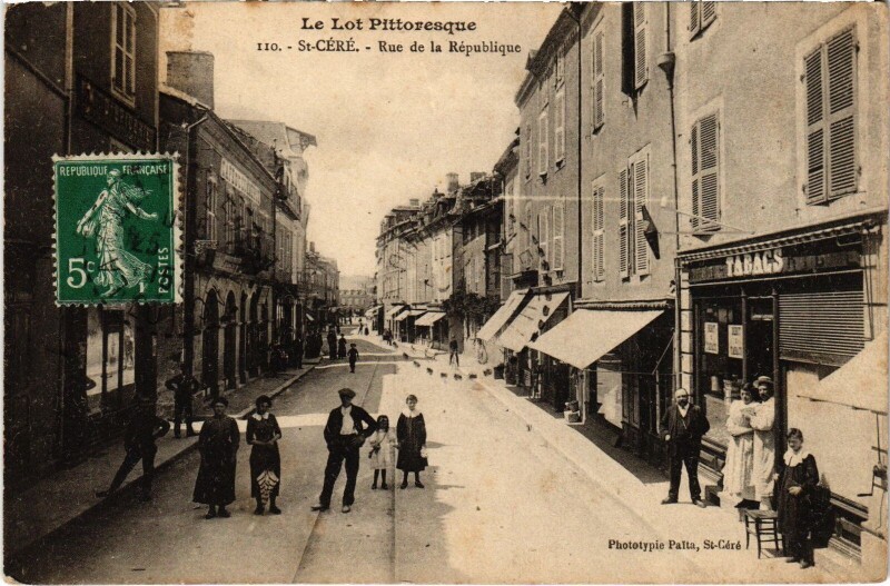 Carte postale ancienne Saint-Céré Rue de la République à Saint-Céré
