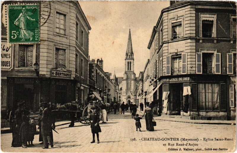 Carte postale ancienne Chateau-Gontier Eglise Saint-Remi Rue René-d'Anjou