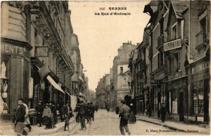 Carte postale ancienne Rennes - La Rue d'Antrain à Rennes