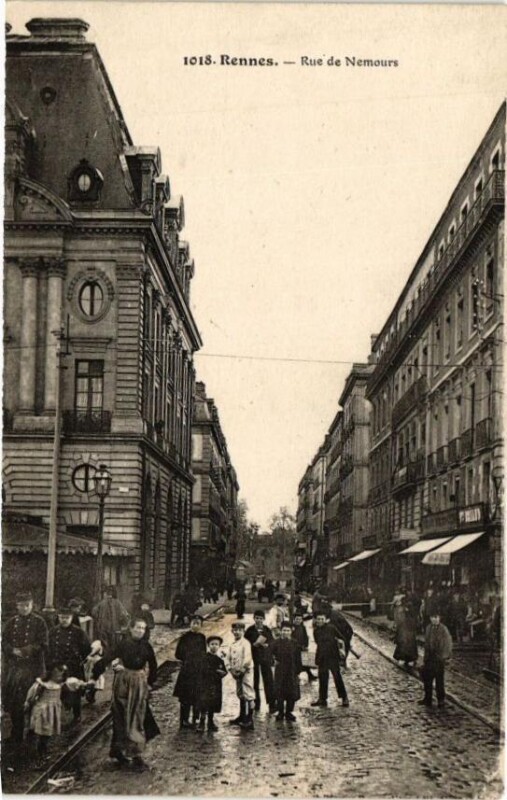 Carte postale ancienne Rennes - Rue de Nemours à Rennes