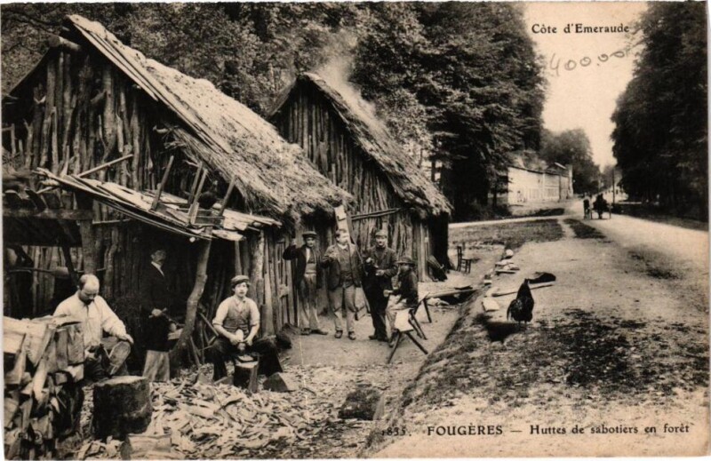 Carte postale ancienne Fougeres - Huttes de sabotiers en foret à Fougères