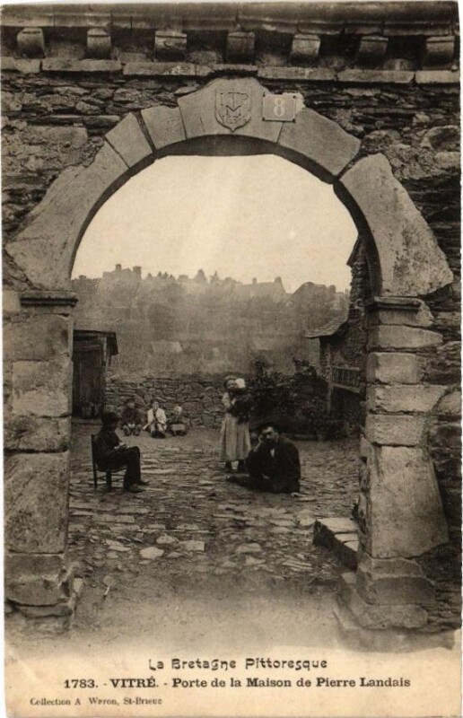 Carte postale ancienne La Bretagne Pittoresque-Vitré Porte de la Maison de Pierre Landais à Vitré