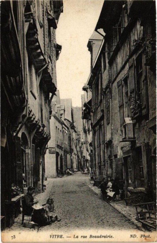 Carte postale ancienne Vitre - La rue Beaudrairie à Vitré