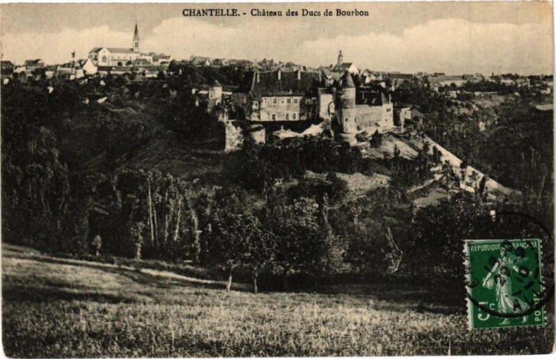 Carte postale ancienne Chantelle - Chateau des Ducs de Bourbon à Chantelle