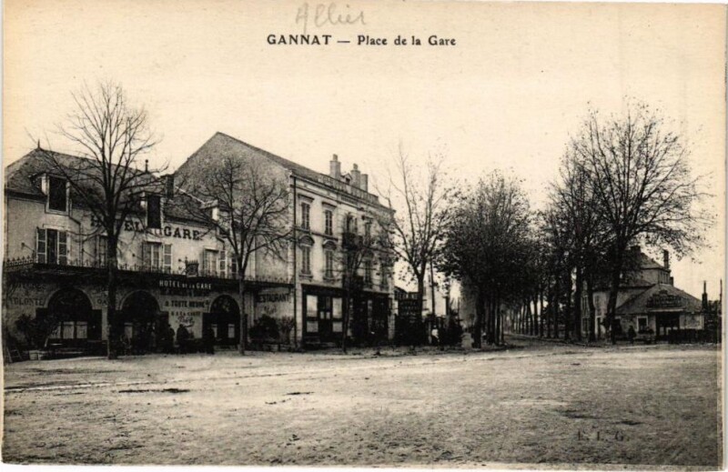 Carte postale ancienne Gannat - Place de la Gare à Gannat