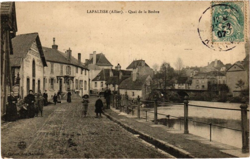 Carte postale ancienne Lapalisse - Quai de la Besbre à Lapalisse