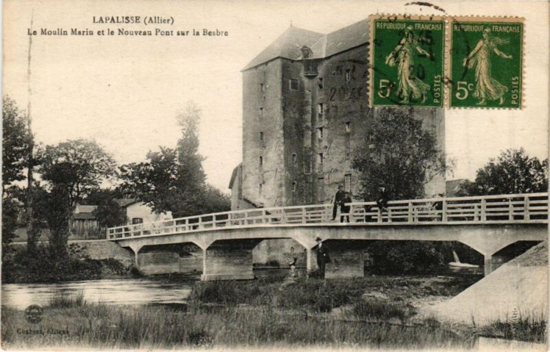 Carte postale ancienne Lapalisse - Le Moulin Marin et le Nouveau Pont sur la Besbre à Lapalisse