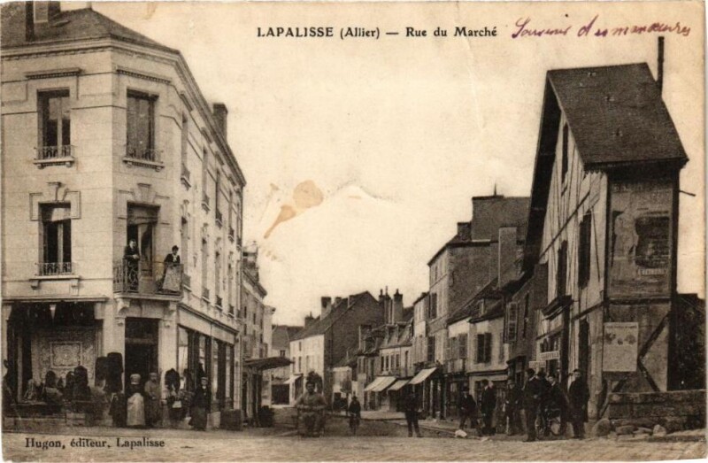 Carte postale ancienne Lapalisse - Rue du Marché à Lapalisse