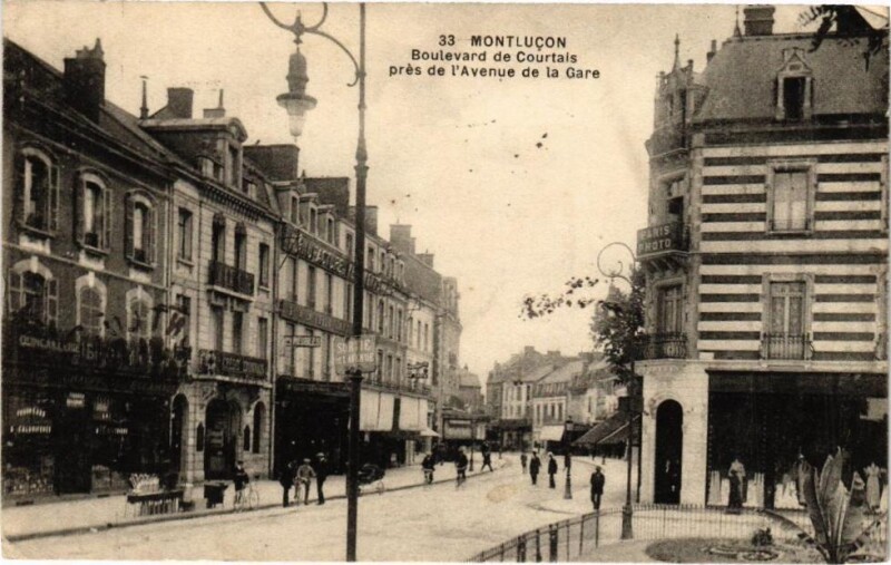 Carte postale ancienne Montlucon - Boulevard de Courtais prés de l'Avenue de la Gare à Montluçon