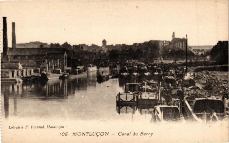 Carte postale ancienne Montlucon - Canal du Berry à Montluçon