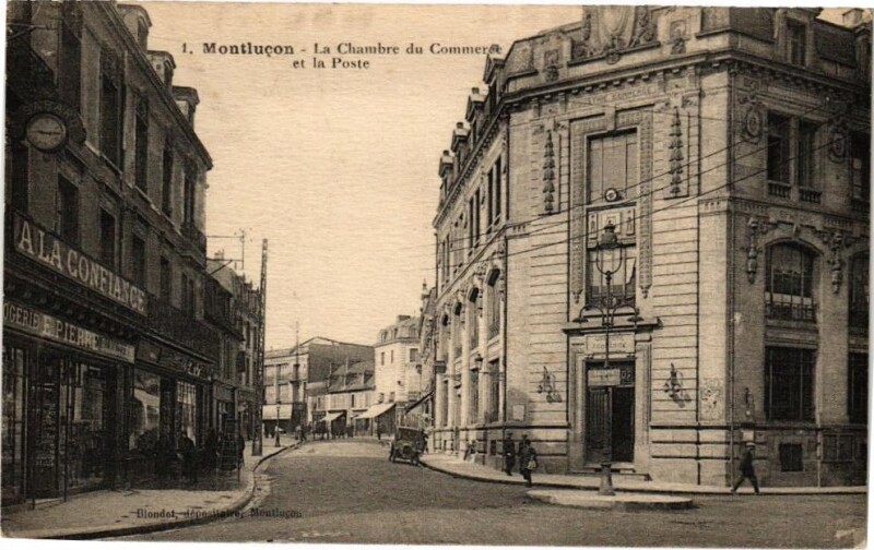Carte postale ancienne Montlucon - La Chambre du Commerce et la Poste à Montluçon