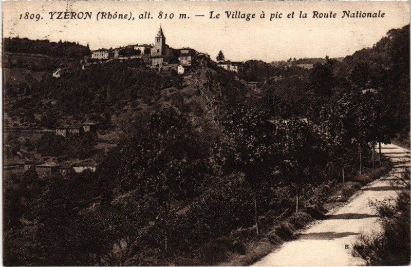 Carte postale ancienne Yzeron - Le Village a Pic et la Route Nationale à Yzeron