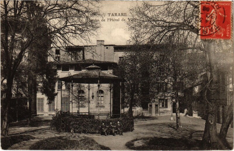 Carte postale ancienne Tarare - Jardin de l'Hotel de Ville à Tarare