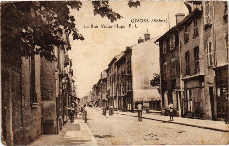 Carte postale ancienne Givors - La Rue Victor-Hugo à Givors