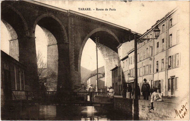 Carte postale ancienne Tarare - Route de Paris à Tarare