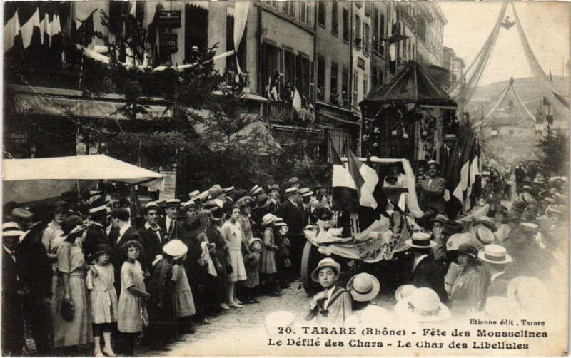 Carte postale ancienne Tarare - Fetes des Mousselines - Le Defile des Chars à Tarare