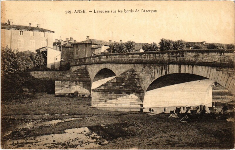Carte postale ancienne Anse - Laveuses sur les Bords de l'Azergue à Anse
