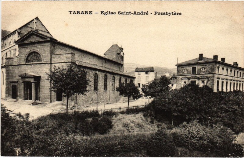 Carte postale ancienne Tarare - Eglise Saint-Andre - Presbytere à Tarare