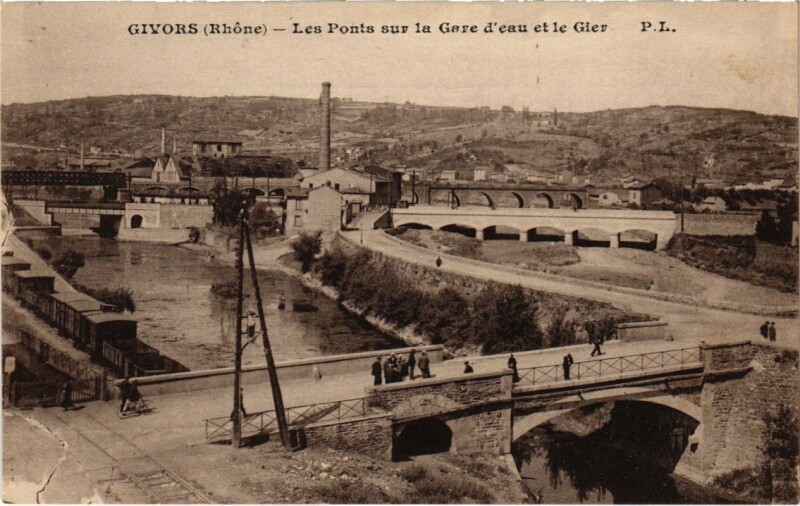 Carte postale ancienne Givors - Les Ponts sur la Gare d'Eau et le Gier à Givors