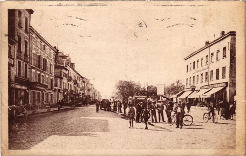 Carte postale ancienne Villefranche-sur-Saone - Place Carnot à Villefranche-sur-Saône