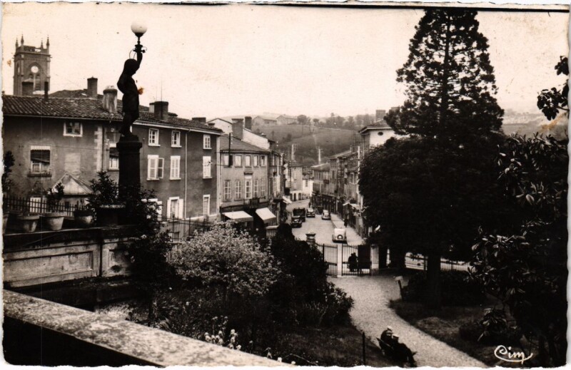 Carte postale ancienne L'Arbresle - Parc Municipal et Rue Centrale à L'Arbresle