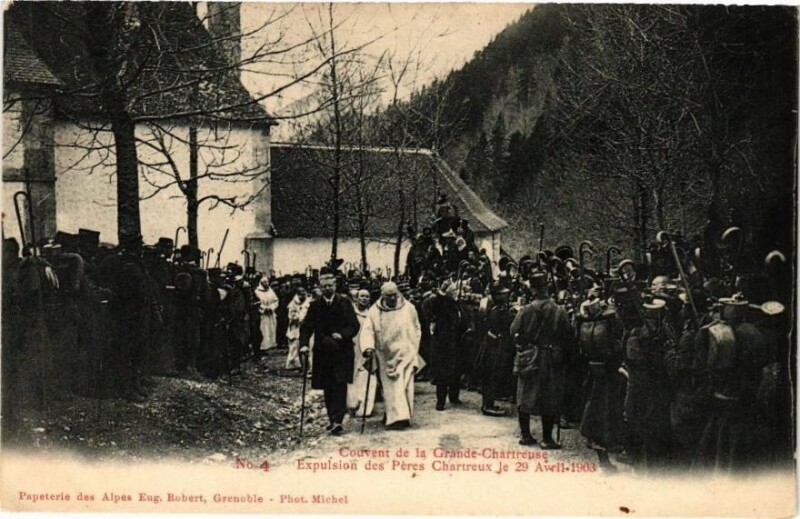 Carte postale ancienne Couvent de la Grande-Chartreuse - Expulsion des Peres Chartreux