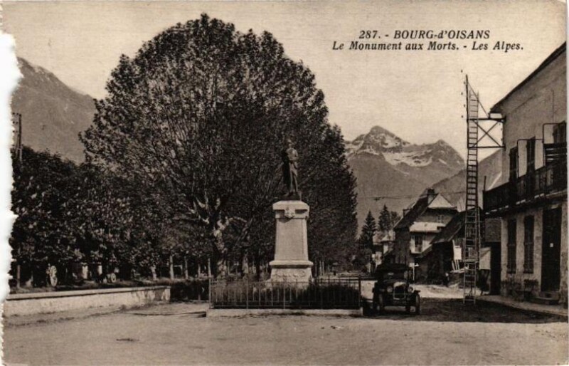 Carte postale ancienne Bourg-d'Oisans - Le Monument aux Morts - Les Alpes