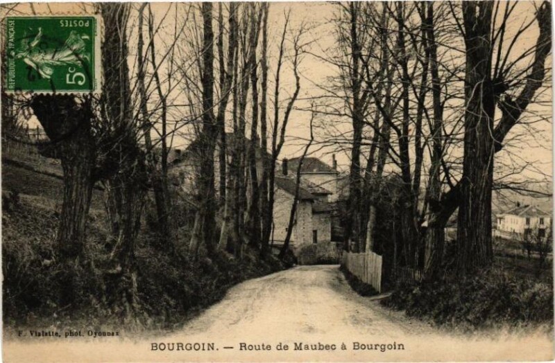 Carte postale ancienne Bourgoin - Route de Maubec a Bourgoin à Maubec