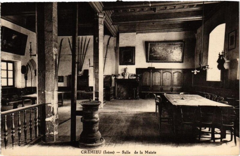 Carte postale ancienne Cremieu - Salle de la Mairie à Crémieu