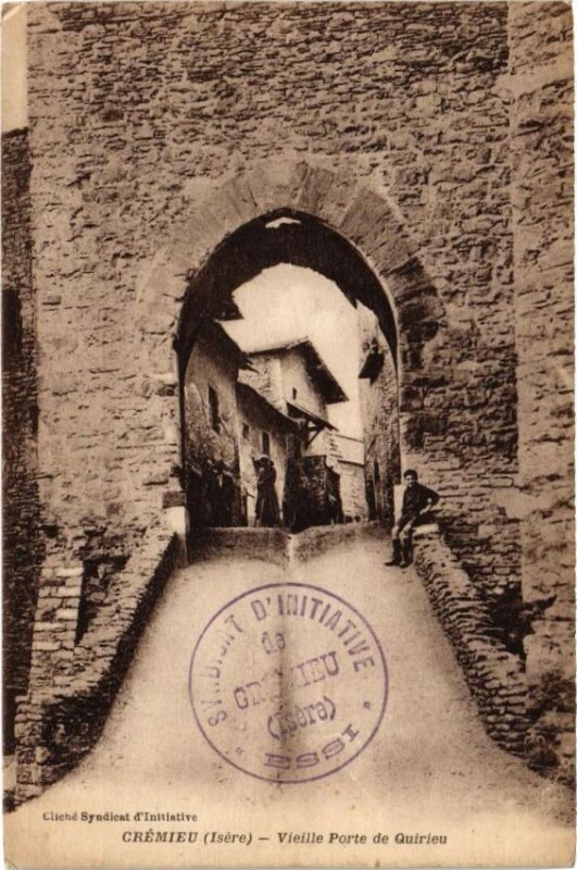 Carte postale ancienne Cremieu - Vieille Porte de Quirieu à Crémieu