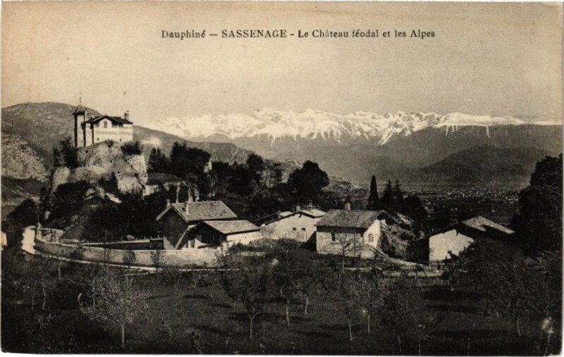 Carte postale ancienne Dauphiné - Sassenage - Le Chateau feodal et les Alpes à Sassenage