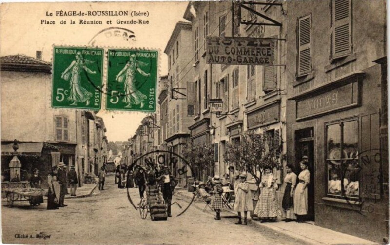 Carte postale ancienne Peage-de-Roussillon - Place de la Reunion et Grande-Rue à Roussillon