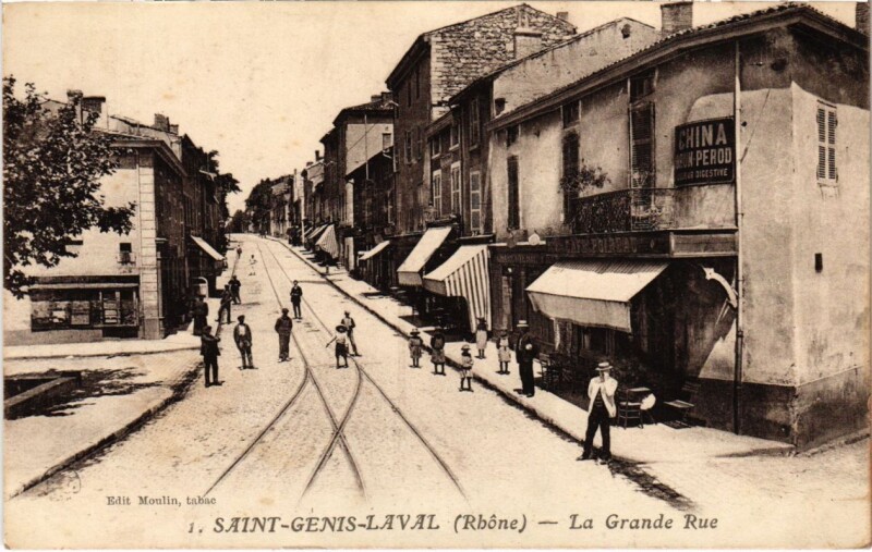 Carte postale ancienne Saint-Genis-Laval - La Grande Rue à Saint-Genis-Laval