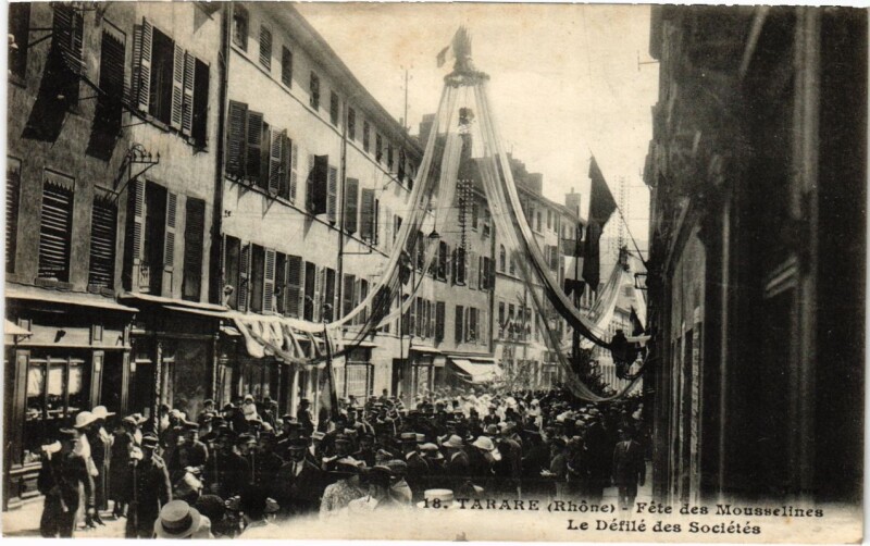 Carte postale ancienne Tarare - Fetes des Mousselines - Le Defile des Societes à Tarare