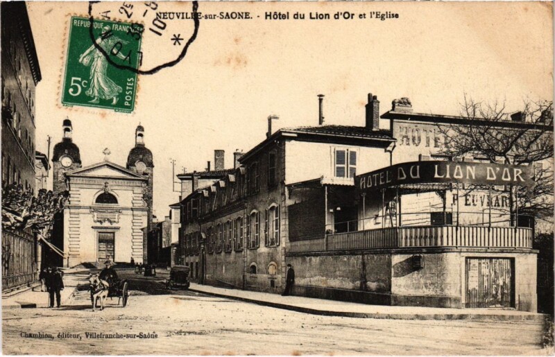 Carte postale ancienne Neuville-sur-Saone - Hotel du Lion d'Or et l'Eglise à Neuville-sur-Saône