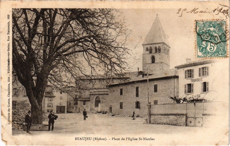 Carte postale ancienne Beaujeu - Place de l'Eglise Saint-Nicolas à Beaujeu