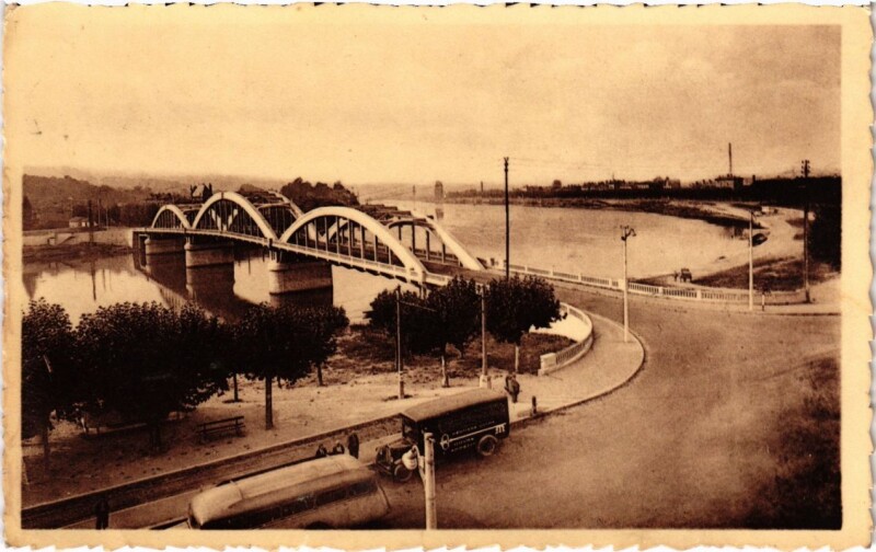 Carte postale ancienne Neuville-sur-Saone - Villevert et le Nouveau Pont à Neuville-sur-Saône