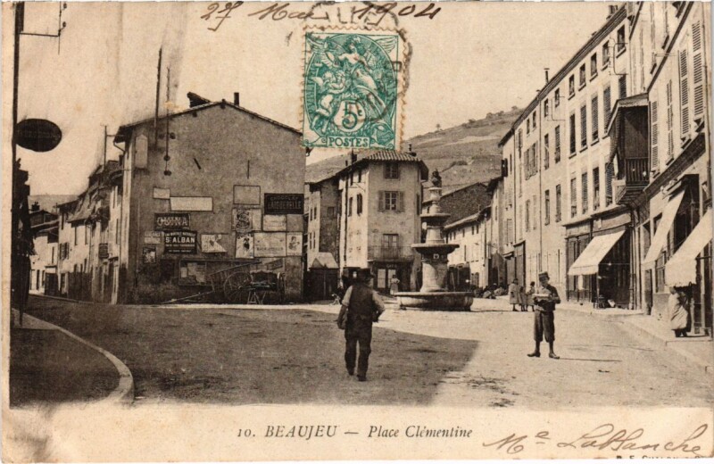 Carte postale ancienne Beaujeu - Place Clementine à Beaujeu