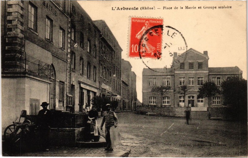 Carte postale ancienne L'Arbresle - Place de la Mairie et Groupe Scolaire à L'Arbresle