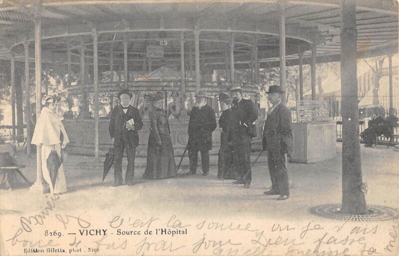 Carte postale ancienne Vichy - Source De L'Hopital à Vichy