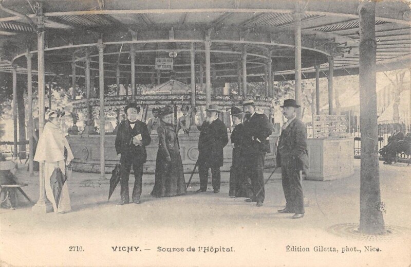Carte postale ancienne Vichy - Source De L'Hopital à Vichy