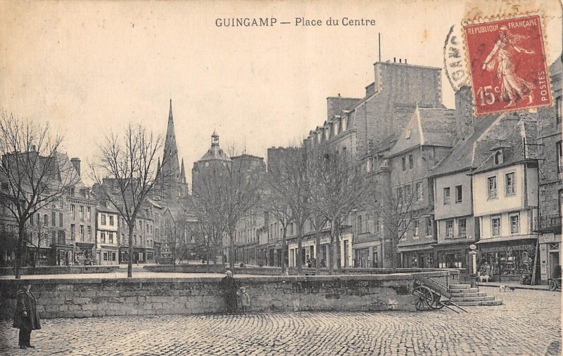 Carte postale ancienne Guingamp - Place Du Centre à Guingamp