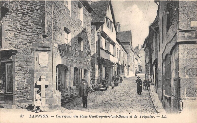 Carte postale ancienne Lannion - Carrefour Des Rues Geoffroy De Pont Blanc Et De Treguier à Lannion