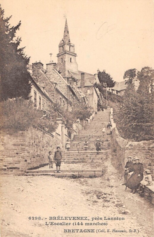 Carte postale ancienne Brelevenez - L'Escalier