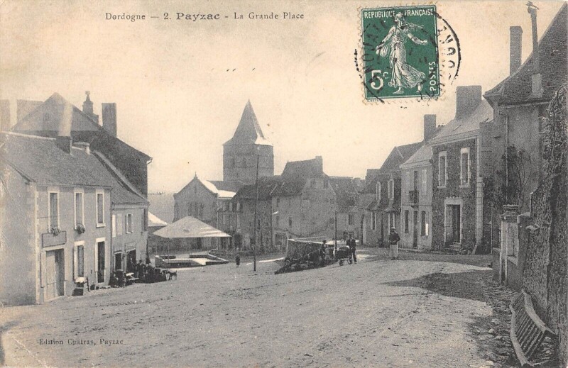 Carte postale ancienne Payzac - La Grande Place à Payzac
